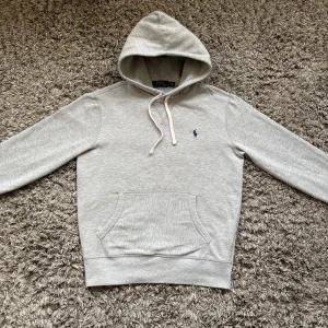 Ralph lauren hoodie - Säljer denna feta Ralph lauren hoodien i mycket bra skick!🙌Storlek S passar också XS!🤝Skick : 9/10 nypriset ligger på 2000kr!⭐️Hör gärna av er om ni har funderingar!👍