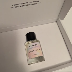 Aurora Vanille Essnce  - Säljer en helt ny endast testsprayad Aurora Vanille från Essnce som är limited edition med Margareta Grääs. 50 ml. Skickas i originalförpackning. 300 kr. 