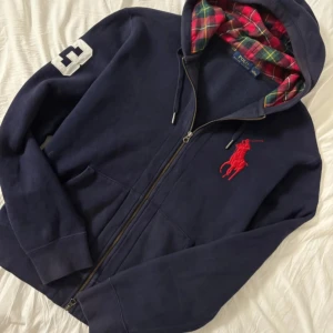 Ralph lauren vintage hoodie - Säljer en super sällsynt vintage Ralph Laurent kofta som inte säljs längre, storlek s och han inga hål eller fläckar, buda gärna! 