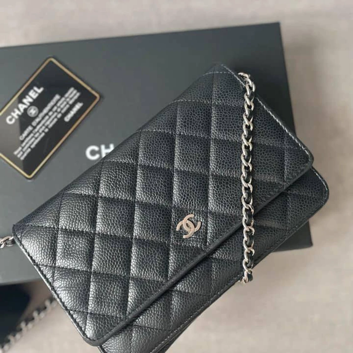 Svart quiltad axelväska från Chanel - 2