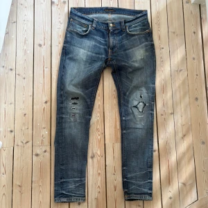 Nudie Jeans med slitningar - Riktig coola nudie jeans. Modellen är Tight Terry Worn Repaired. 32/30. Inte använda jättemycket. Väldigt bra skick!