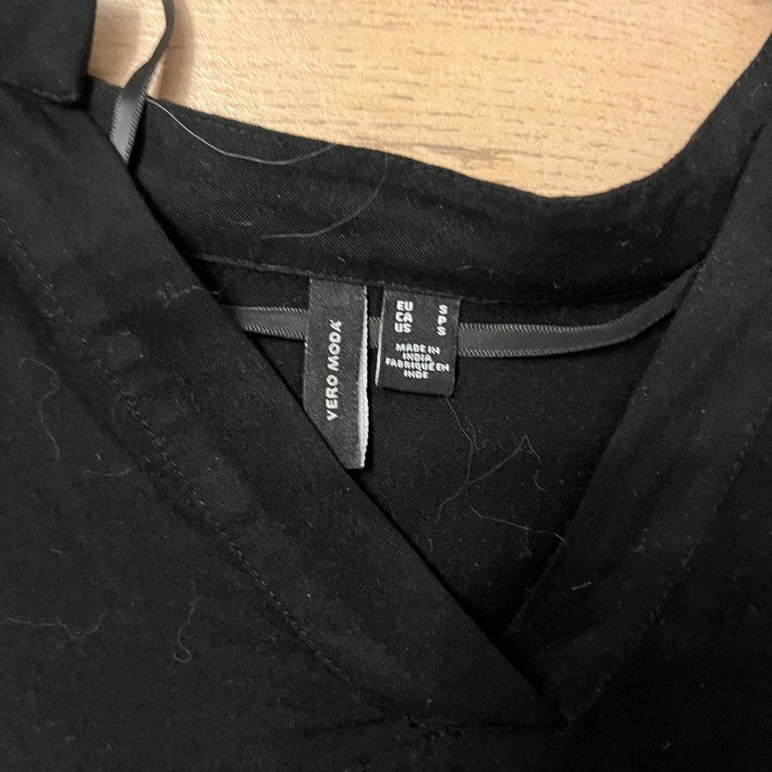 Svart blus med v-ringning Vero Moda - 1