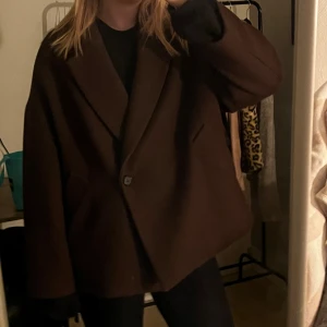 Brun oversized kavaj i ull - Säljer min kappa/kavaj i ullmix. Den är i storlek S men är oversized i storleken. 55% ull - se tvättlapp. 