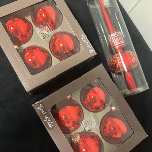 Juldekoration  - Bilderna visar julgranskulor och en julgransspira i rött glas från Home Living Collection. Produkterna är i originalförpackning och ser oanvända ut, utan synligt slitage eller defekter. Perfekt för att dekorera julgranen med klassisk och elegant stil.