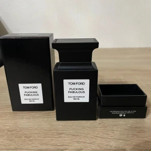 Tom Ford Fucking Fabulous 100ml - Tom Ford Fucking Fabulous Eau de Parfum 100 ml. Ingredienser: Alcohol Denat., Fragrance (Parfum), vatten, linalool, limonene, coumarin, citral, och fler. Tillverkad i USA. En ikonisk doft med attityd för dig som vill sticka ut.