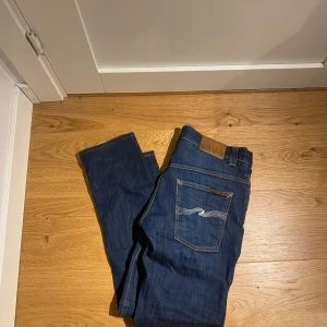 Nudie jeans  - Säljer dessa nudie jeans i ett bra scick lite mindre än de ska vara eftersom de har blivit lite sönder tvättade skriv gärna vid frågor 👏👏👏👏👏👏