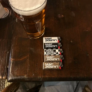 Saint Laurent Tändare - 5 exklusiva Saint Laurent tändare i olika designer, inklusive svartvit och leopardmönstrad. Alla ser ut att vara i gott skick utan synligt slitage. Perfekt för samlare eller som stilfull accessoar. Lite mer än intresse koll men tänker att 150kr st känns rimligt men är fortfarande öppen för svar och förslag dom är aldrig använda. Köpta på deras kaffe i Paris ( enda stället dom säljer dom på) är fortfarande kvar i Paris och kan köpa mer ifall ni är intresserade 