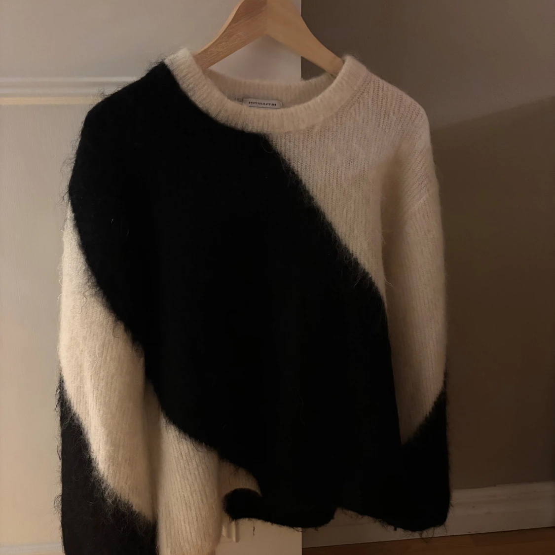 Jättefin svartvit stickad tröja från & other stories!💛