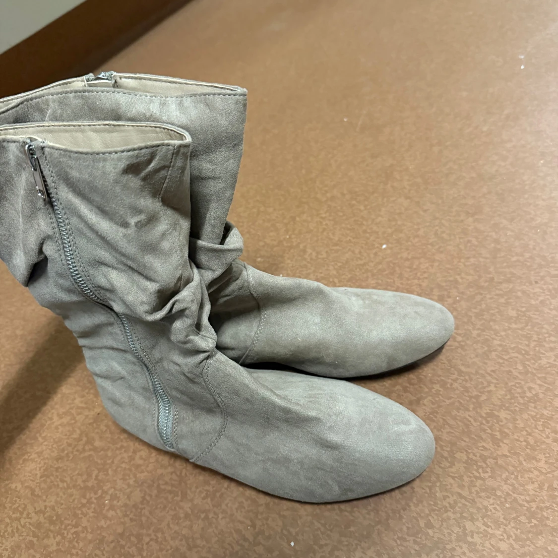 Beiga stövletter i mocka-look, strl 38 - 1