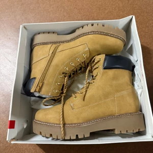 Beiga boots - Säljer ett par snygga beiga boots i storlek 38. Tillverkade i mockaliknande material och perfekta för höst och vinter.  