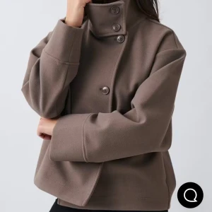 Kort filtjacka med hög krage - HELT SLUT SÅLD JACKA  Kort jacka i filtmaterial med hög krage och asymmetrisk knäppning framtill. Säljer min i SVART men tog den första bilden i beige för att man ska se tydligt hur jackan ser ut kom privat om ni vill se hur jackan ser ut men den är oavsett bra i skick så det ska nog inte behövas 