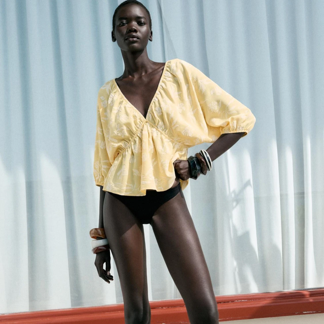 Gul blommig blus med v-ringning