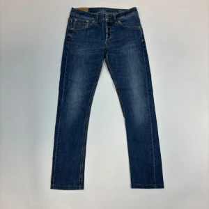 Dondup Jeans  - Säljer ett par snygga Dondup jeans med snygga slitningar i toppen skick! Strl 31 | skriv om du har några funderingar!