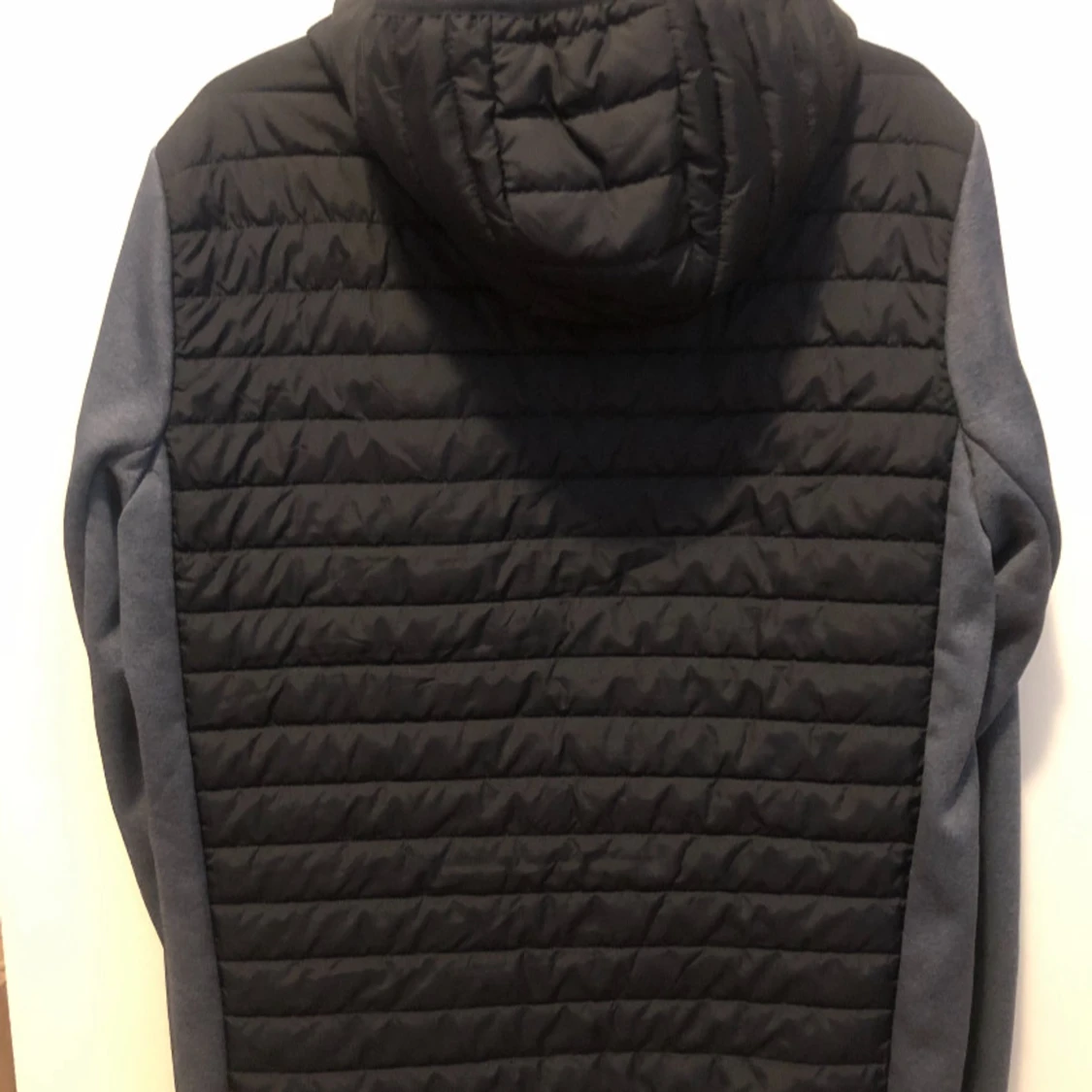 Svart och grå pufferjacka med huva - 2
