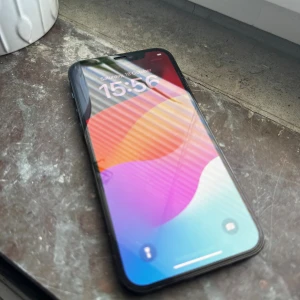 iPhone 12 Pro 256 GB - Hej, jag säljer en Iphone 12 Pro med 256 GB. Allt fungerar perfekt. Ny batteri men det står inte batterihälsan, men alltså är den 100%. Små repor på skärmen men skyddas av en skärmskydd, finns bara en liten repa på baksidan därför säljs den billigt! Laddare medföljer!