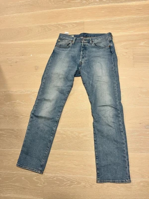 Levi’s 501 straight leg jeans - Skick 9,5/10 inte alls mycket använda storlek 31/30 passar mellan 31/30-31/32 nypris:1200