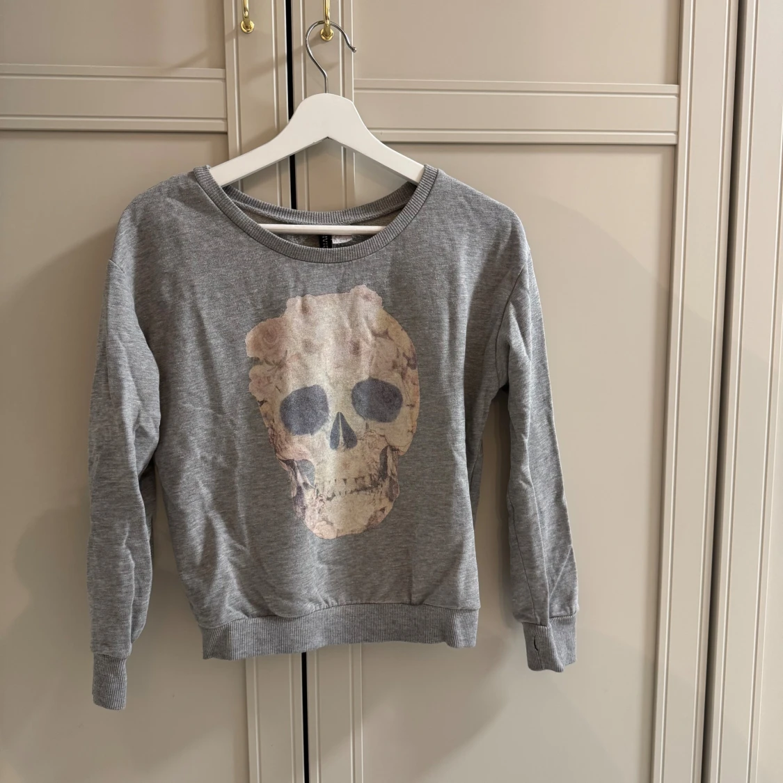 Grå sweatshirt med döskalle från H&M Divided - 1