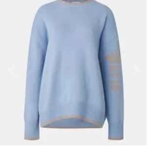 Cloeys Paris tröja  - Säljer nu min älskade cloeys tröja😍🩷ljusblå med Paris motiv😍💓den är slutsåld på hemsidan!! Sååå fin och cool!!☺️ köpt för 5000kr🫶🏻 i jättebra skick🙌🏻 100% Kashmir🫶🏻 storleken är onesize❤️väldens finaste tröja!🩷