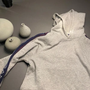 Gant hoodie - Säljer nu denna riktigt snygga gant hoodien i st xs bara höra av dig vid frågor eller funderingar, pris kan absolut diskuteras