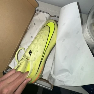 Nike Zoom Vapor 16 Elite AG-Pro fotbollsskor - Helt nya aldrig använda i box, nypris 3100 (kostar fortfarande det på de flesta sidorna)
