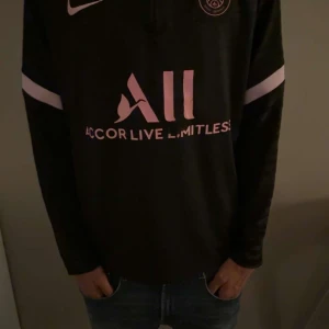 Svart långärmad PSG fotbollströja - Svart psg fotbollströja!🙌