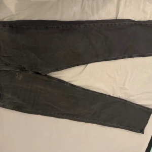 Gråa 541 Levis jeans   - 541, W34 L32, Stor fläck limm synligt på jeansen. 