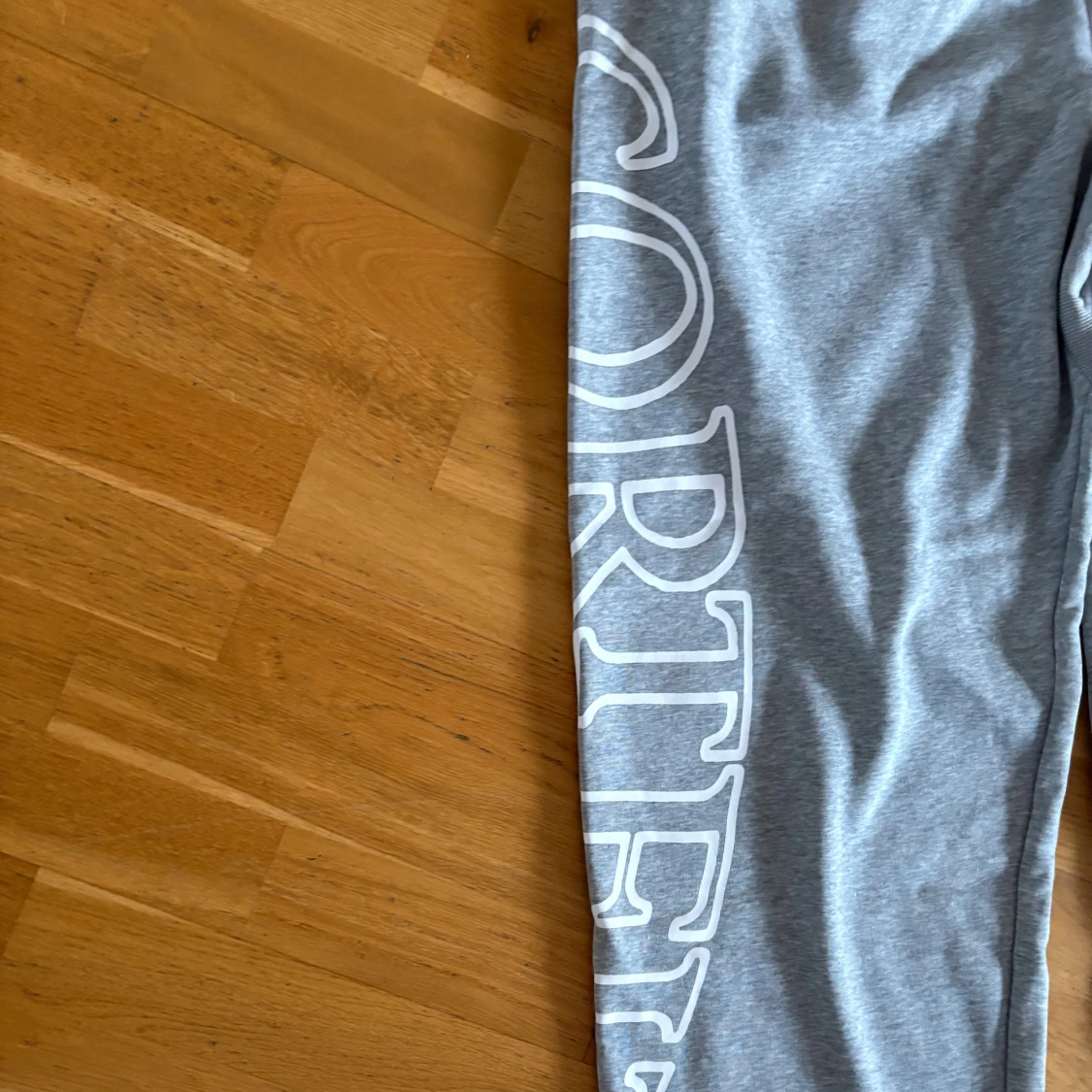 Grå mjukisbyxor och tröja från Corteiz - 1