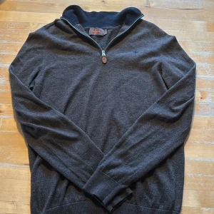 Brun Morris half zip - Säljer nu denna bruna halfzip tröjan från Morris i 100% merinoull i storlek M till ett bra pris, perfekt nu under hösten. Tröjan är i perfekt skick, inga defekter. Skriv ifall funderingar!