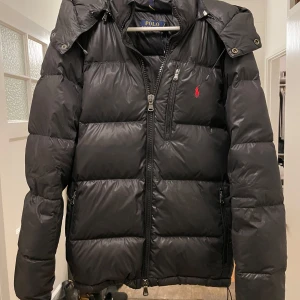  Polo Ralph Lauren jacka - Säljer nu min polo Ralph lauren pufferjacka i storlek S färg svart/glans kond 10/10 aldrig använd säljer den pågrund av att den är för stor ny pris ligger runt 6000 mitt pris 2999