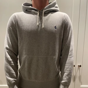 Ralph Lauren tröja - Tja, säljer en fet Ralph Lauren tröja i mycket bra skick, 9/10 skick. Skriv gärna om ni undrar något! 