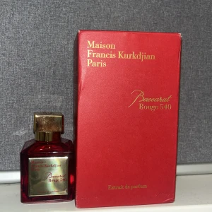 Baccarat Rouge 540 Extrait 70ml KVITTO FINNS! - Hej, jag säljer min baccarat parfym som jag knappt har användt har tagit ungefär 3-5 sprut så den är princip helt full den har förvarats i min källare så inte nära sol. Om du är intresserad och har någon fråga om parfymen eller vill ha fler bilder tveka inte på att fråga mig då!😊