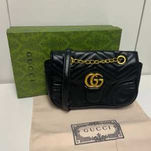 Gucci Axelbandsväska  - Hejsan, säljer en helt ny väska aldrig tidigare använd. Mått Höjd: 14cm Bredd: 22cm. Postar alltid inom 24h efter köpet. Skriv gärna om du har fler frågor.