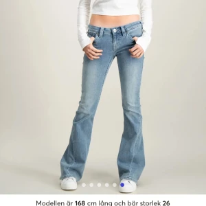 True Religion Jeans - Superpopulära ljusblå jeans från True Religion med klassiska kontrastsömmar och ikoniska fickdetaljer bak. Modellen Joey och har bootcut-ben och en så fin låg midja. Storlek W25 men passar xxs/xs/s. Lite slitna längst  ner på baksidan men är inget som man tänker på så de är i bra skick❤️Midjemåttet är 38 cm och innerbenslängen är 82 cm🫶🏻 Skriv om du har flera bilder💓