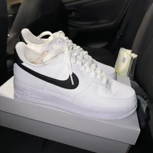 Nike Air Force 1 '07 vit/svart strl 44 - Helt nya Nike Air Force 1, Sneakers, Vit/Svart strl 44 Skorna har inte blivit använda  Original kartong medföljer