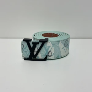 Lv Bälte - Hejsan, säljer ett helt nytt bälte aldrig tidigare använd. Storlek 110cm. Postar alltid inom 24h efter köpet. Skriv gärna om du har fler frågor.