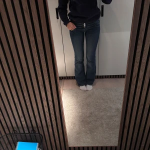 Blå bootcut lowwaist jeans  - Snygga mörkblå lowwaist bootcut jeans W: 36 L: ca. 80 ❤️