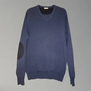 John Henric tröja  - Säljer en riktigt snygg John Henric tröja. Skriv om du vill ha mera bilder eller har några frågor.