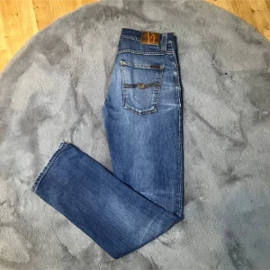  Nudie Jeans grim Tim  - Tjenare, säljer nu ett par tvär fetta nudie jeans grim Tim i storleken 34/34. Om ni har några frågor är de bara att skriva.