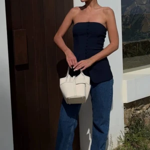 Blå wide jeans med hög midja - Säljer ett par populära blå jeans med riktigt snygg wide passform och låg midja från Nakd. Jeansen har klassisk femficksdesign och raka ben som ger en chill och trendig vibe. Perfekta att matcha med crop tops eller stickade tröjor för en cool look. Har inte använt dom och prislapp är kvar 