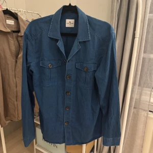 John Henric Skjorta - John Henric Skjorta, Storlek S, Bra skick. Skulle behövas stryka😅Hör gärna av er vid frågor och funderingar! 