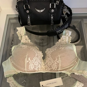 Ny spetsbh från Intimissimi - Superfin bh i spets från Intimissimi med blommigt mönster samt axelband med spets. Storlek 70 C. Helt ny med prislapp!