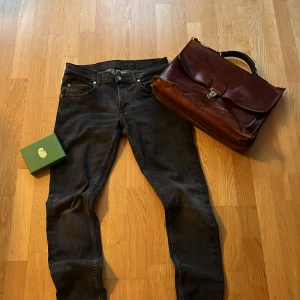 Tiger of Sweden jeans - Säljer ett par mörkgrå tiger of Sweden jeans i mycket bra skick❤️Var inte rädd att ställa frågor✌️