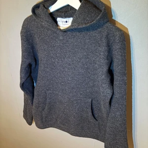 NN07 stickad hoodie  - | Jag säljer nu en sjukt skön och mysig hoodie som även ser riktigt bra ut | Märke: NN07 | Storlek: S | Material: 100% ull | Tröjan är väldigt varm och passar perfekt nu inför kyligare väder | Skriv till mig för fler frågor och bilder |