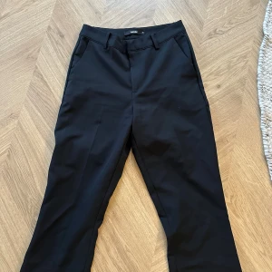 Kostymbyxa BIKBOK - Använd fåtal gånger, är i fint skick. Storlek 36.