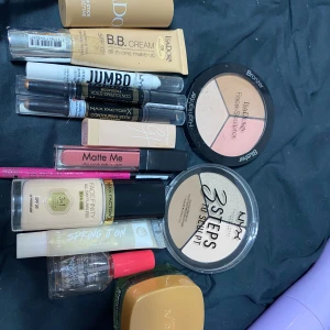 Sminkpaket med foundation, bronzer & läppglans (priset kan diskuteras vid snabb) - Stort sminkpaket med båda nya och använda smink  med foundation, BB-cream, bronzer, highlighter, rouge, contour stick, ögonpenna, läppglans, läppstift och läppenna. Färgerna går i nude, rosa, beige och bruna toner. Produkterna är från Isadora, Max Factor, NYX, Sheglam, Sleek och Sally Hansen. Perfekt för dig som gillar att experimentera med olika looks.