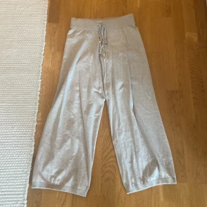Grå mjukisbyxor wide från Gina Tricot - Snygga grå mjukisbyxor från Gina Tricot i storlek xs. 