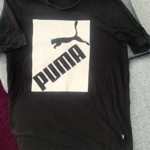 Svart Puma t-shirt  - Svart t-shirt från Puma. Använd men i fint skick. Inga sprickor i trycket. 
