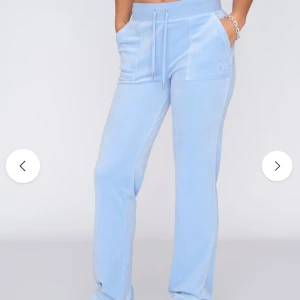 Ljusblå mjukisbyxor - Ljusblåa mjukis byxor ifrån juicy couture, använder inte längre och är i storlek S.