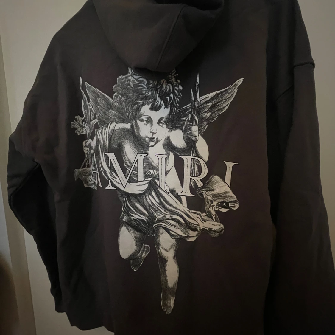 Grå hoodie från Amiri med ängeltryck - 1