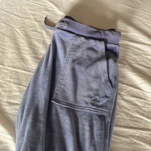 Juicy couture byxor - Då jag är ganska kort har jag sytt upp byxorna, jag är c.a 160cm. Storlek 14/15